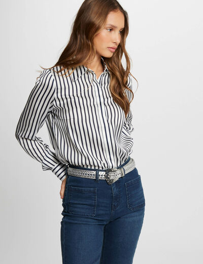 Femme En Chemise à Manches Longues Rayée Blanche Et Grise Couvrant Son Visage Avec Sa Main E4n8lphp22i