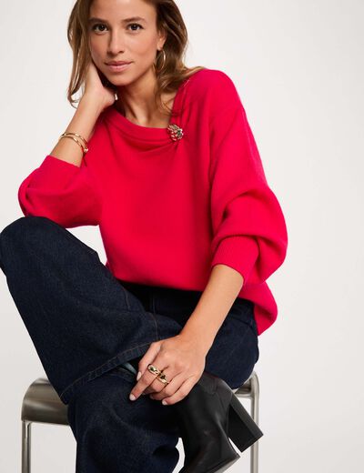 Pull asym&eacute;trique avec bijou rose vif femme