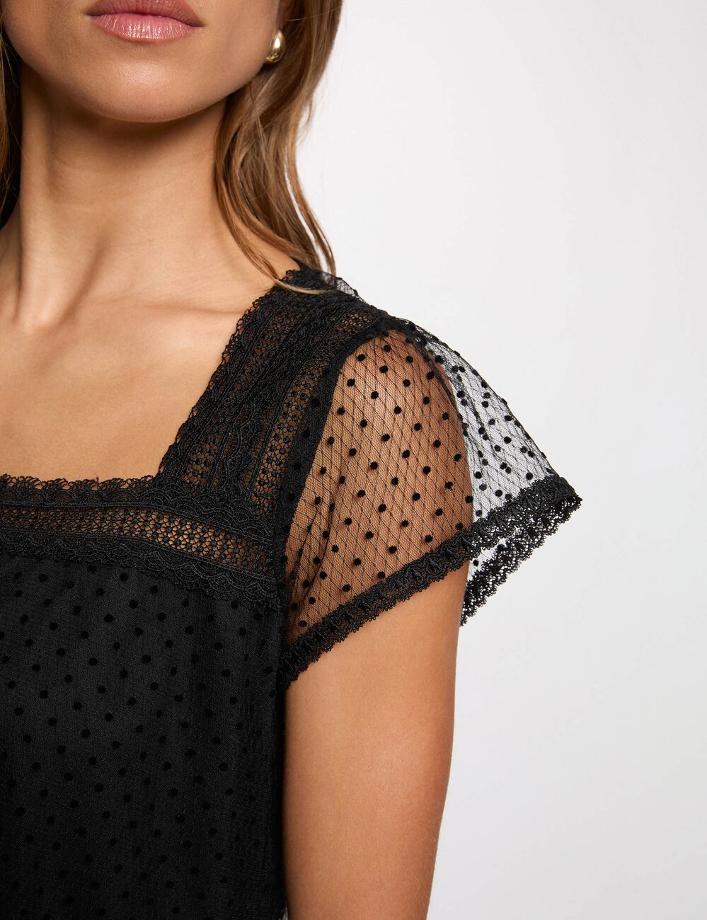 T-shirt dentelle encolure carr&eacute;e noir femme