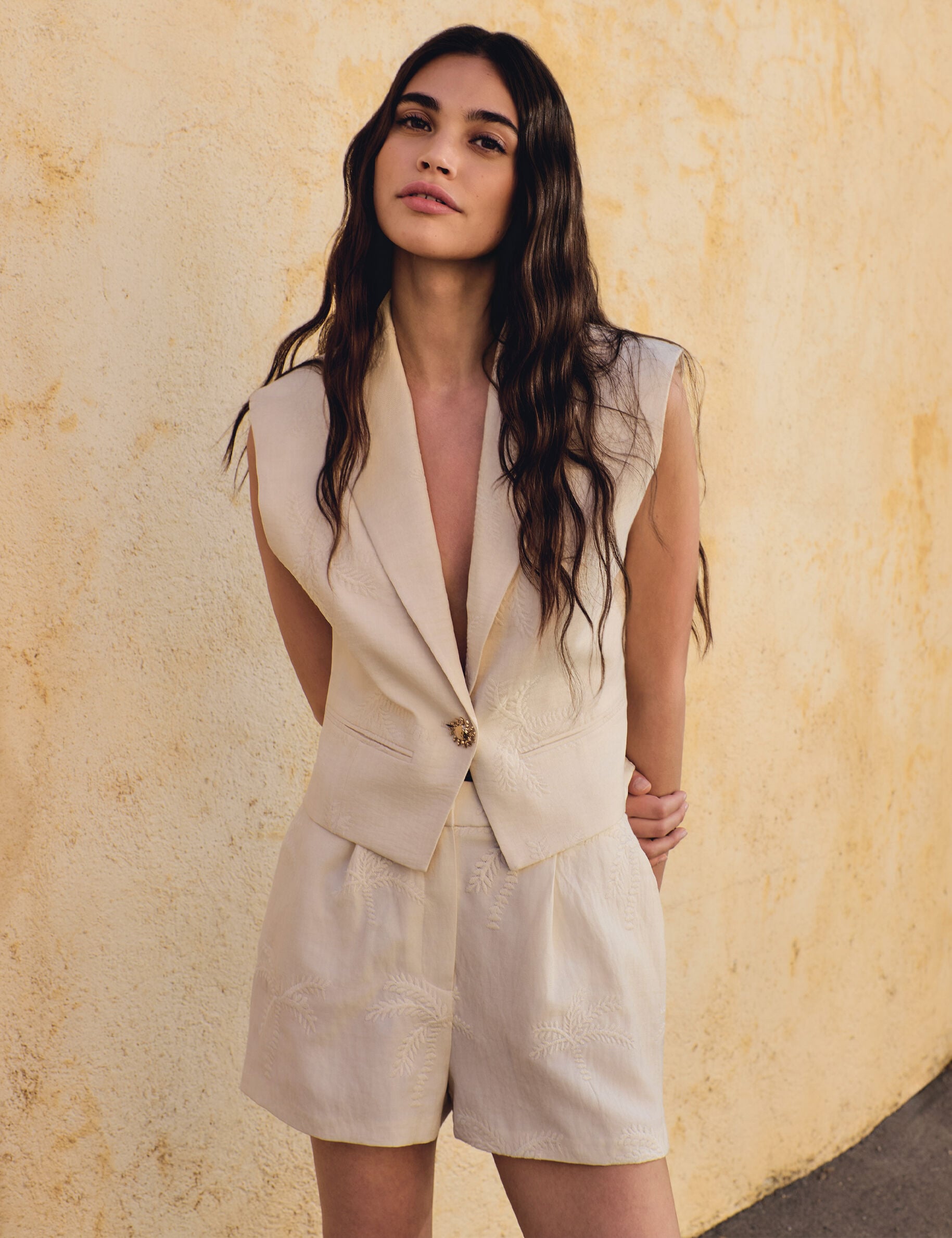 Veste sans manches brodée creme femme