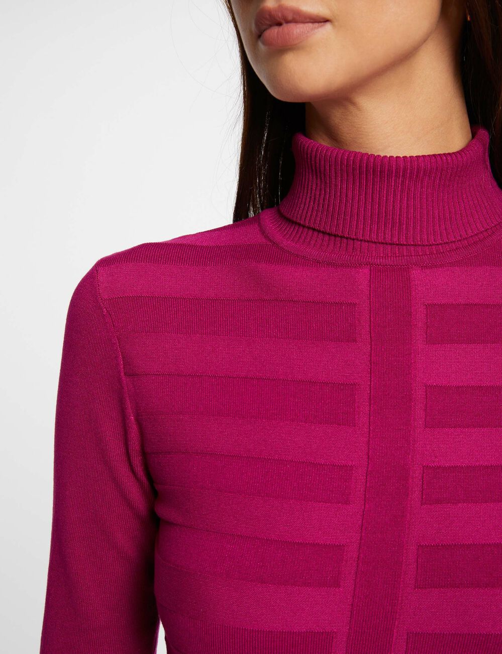Pull col roul&eacute; ajust&eacute; rose fonce femme