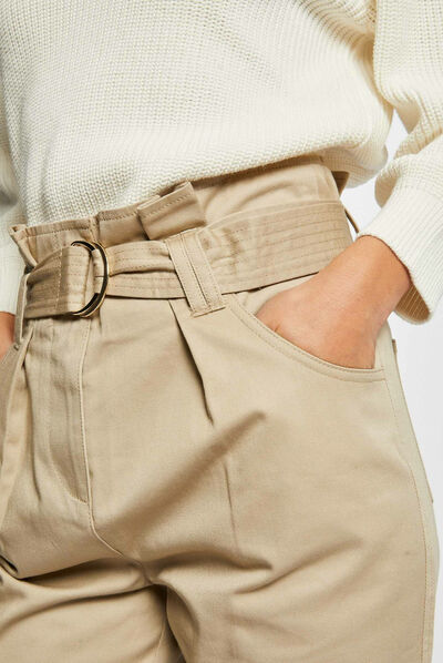 Pantalon carotte ceinturée beige femme