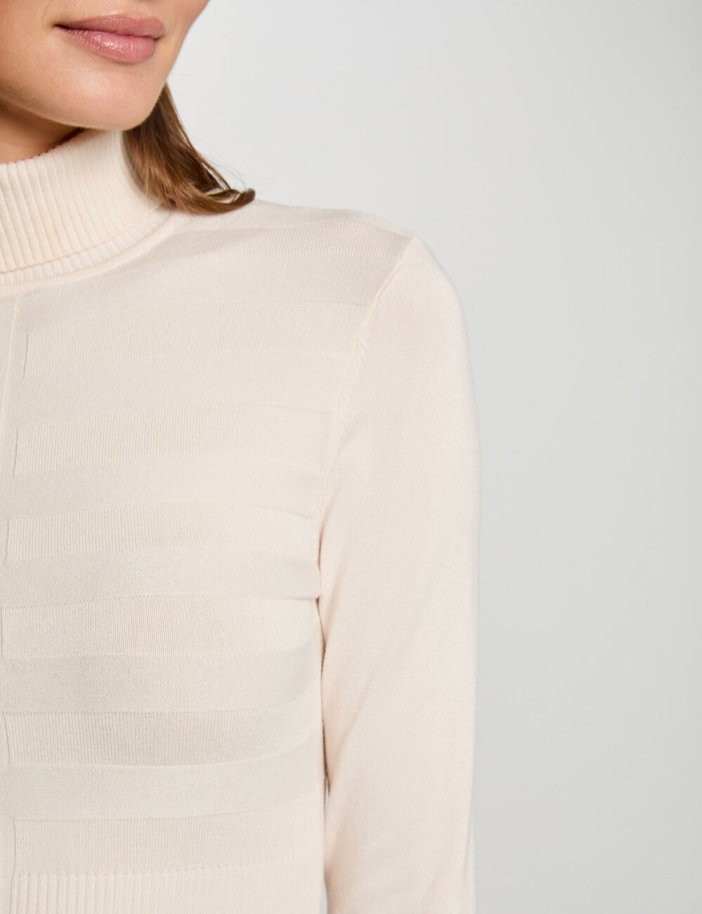 Pull col roul&eacute; ajust&eacute; ivoire femme