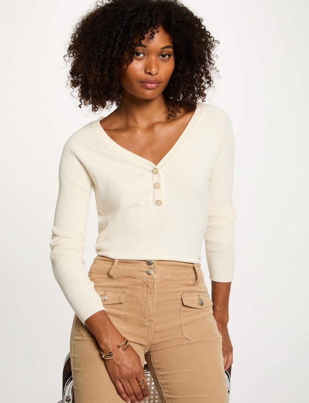 Pull ajust&eacute; col v ivoire femme
