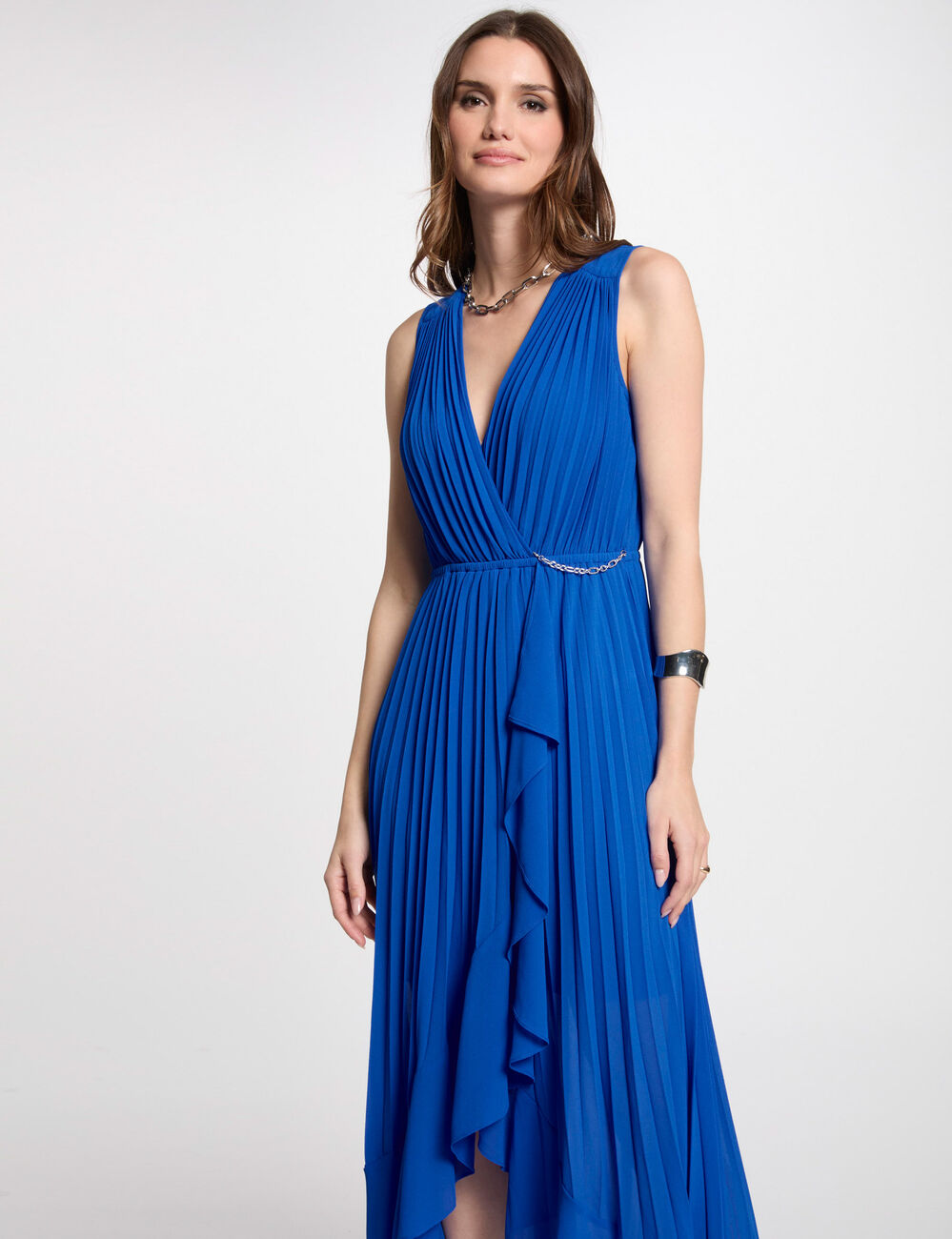 Robe longue fluide pliss&eacute;e bleu electrique femme