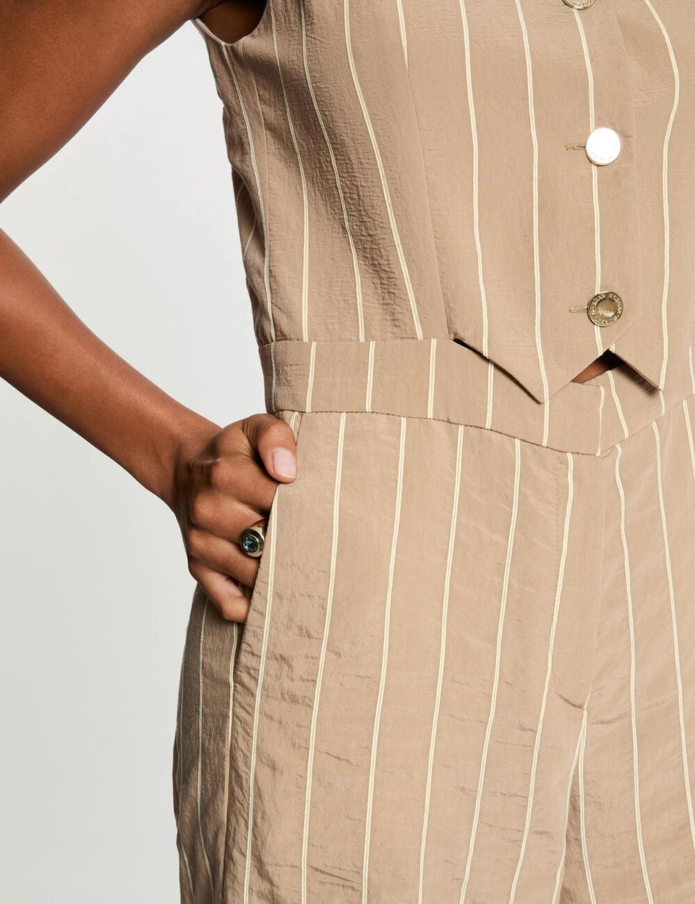 Combinaison ray&eacute;e col v taupe femme