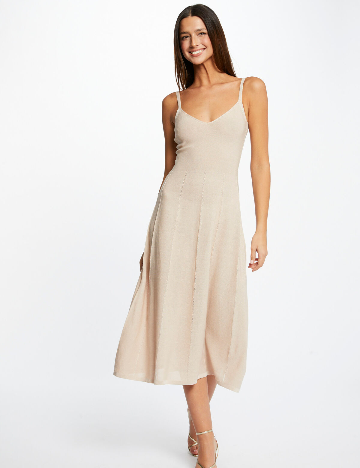https://www.morgandetoi.fr/dw/image/v2/BCMJ_PRD/on/demandware.static/-/Sites-Morgan_master/default/dw55b4c868/robe-pull-midi-evasee-a-bretelles-fines-dore-femme-vue1-32536300931330401.jpg?sw=1200&sh=1600&sm=fit