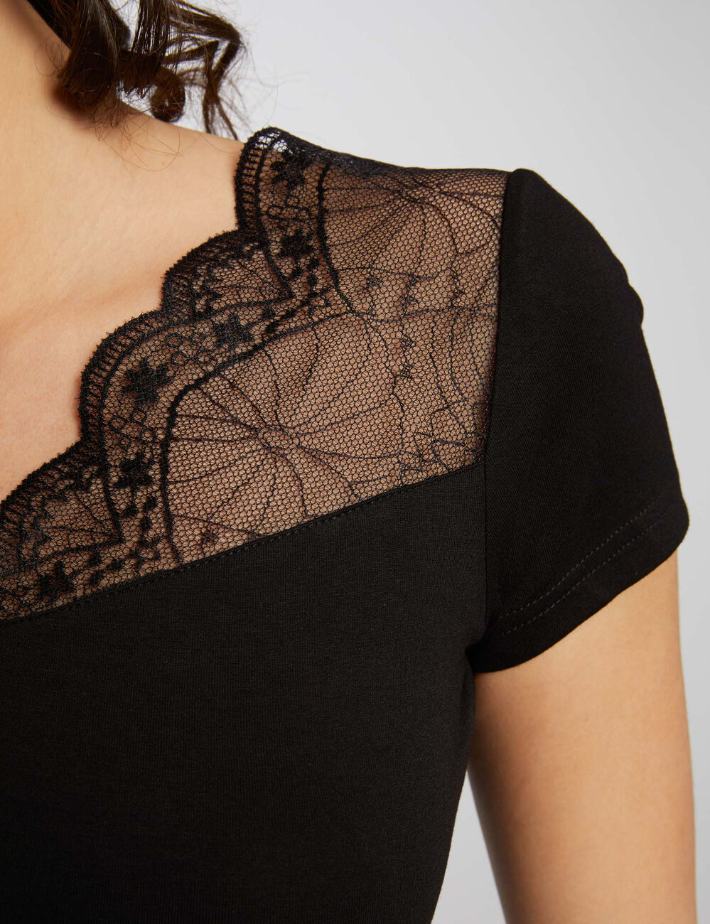 T-shirt ajust&eacute; avec empi&egrave;cement dentelle noir femme