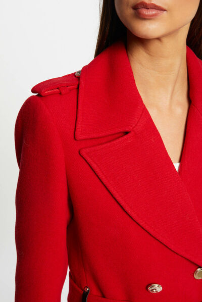 Manteau long droit ceinturé à boutons rouge femme