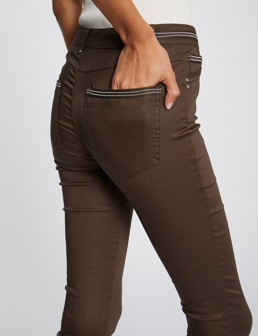 Pantalon slim enduit taupe femme