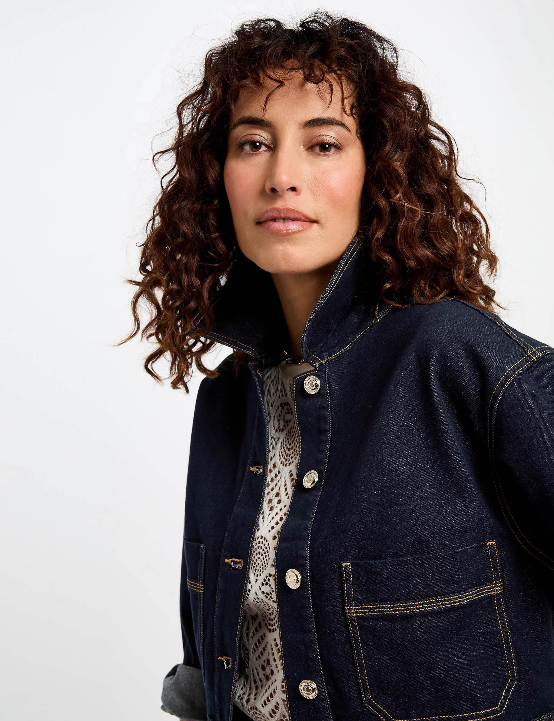 Blouson court en jean brut femme