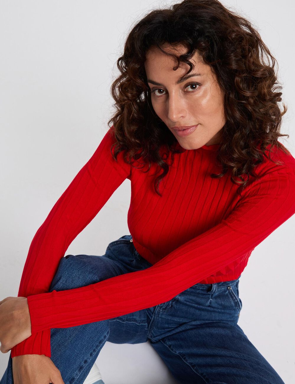 Pull cintr&eacute; col montant rouge femme