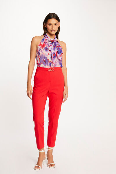 Pantalon city ajusté boucle et pinces rouge femme