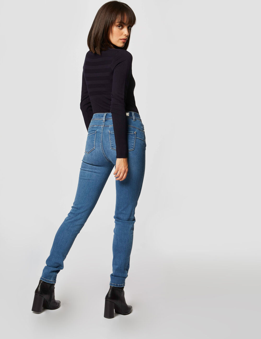 Pull col roul&eacute; ajust&eacute; marine femme