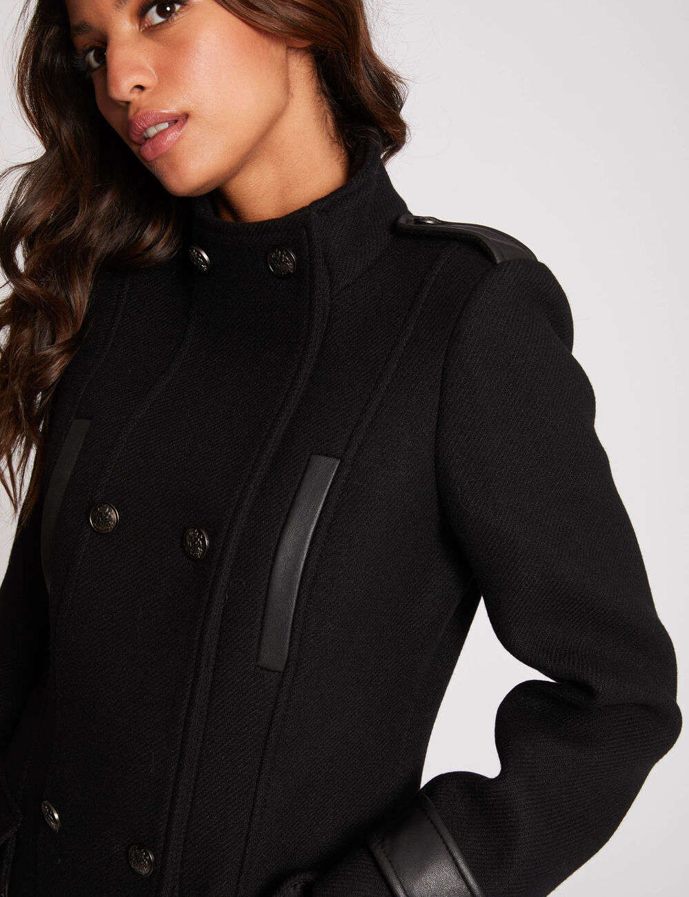 Manteau droit avec pattes boutonn&eacute;es noir femme