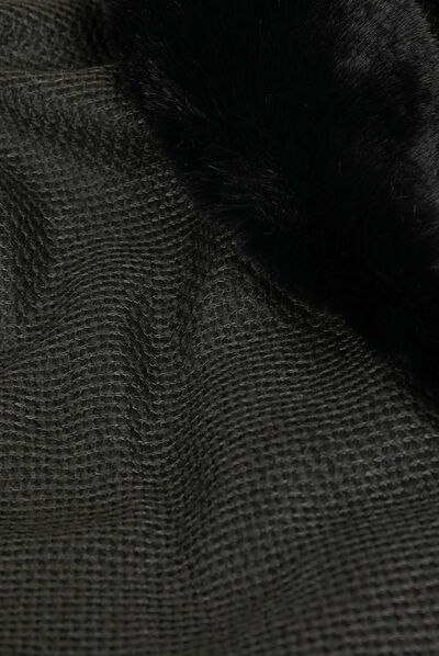 Cape avec détails imitation fourrure noir femme