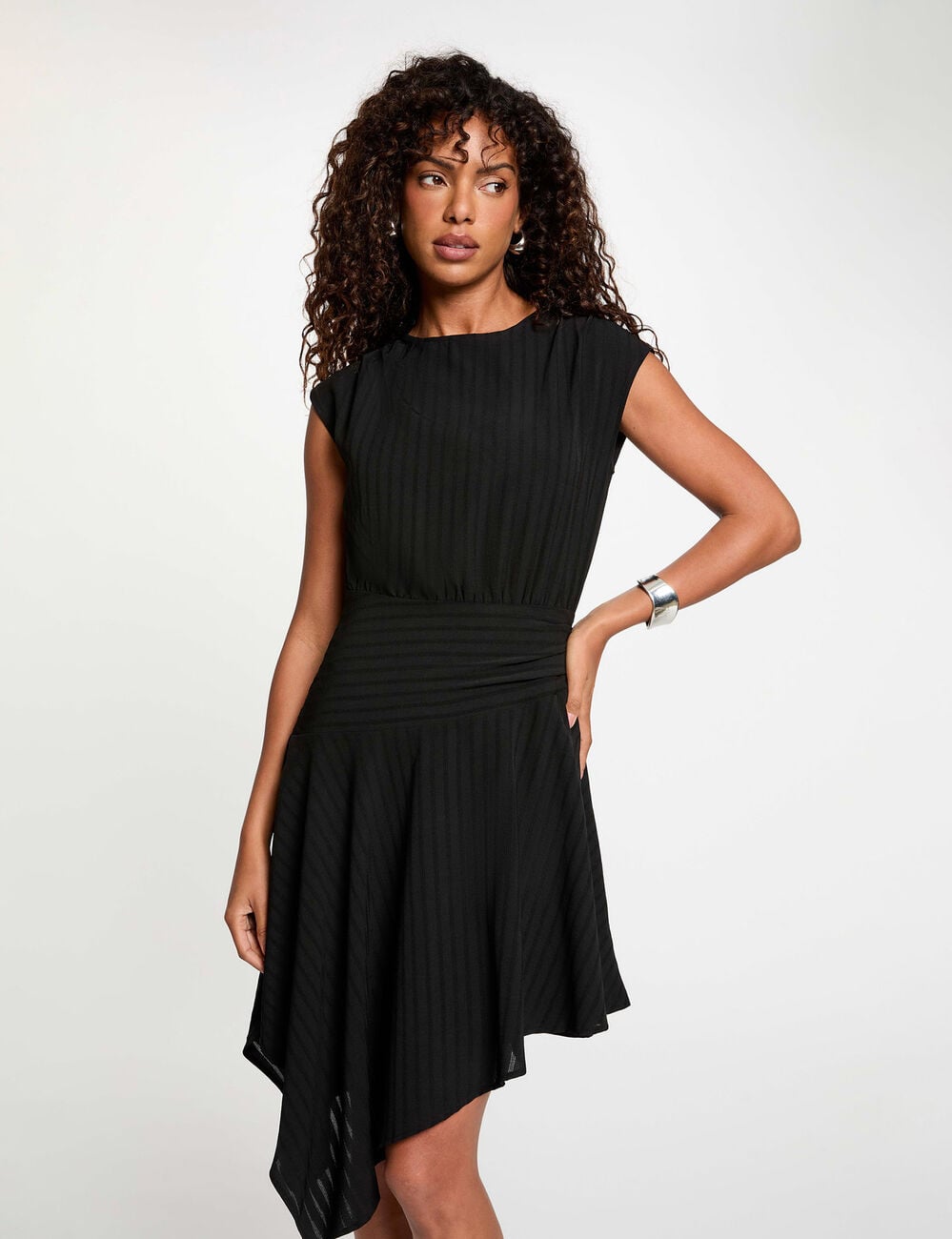 Robe asym&eacute;trique manches courtes noir femme