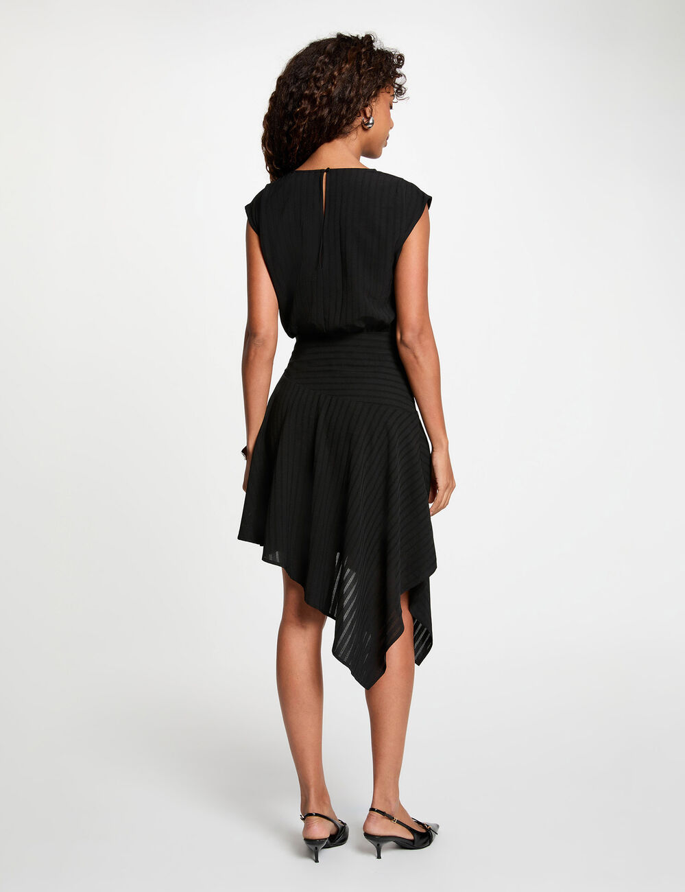 Robe asym&eacute;trique manches courtes noir femme