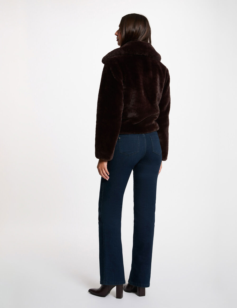 Veste courte fausse fourrure marron fonc&eacute; femme