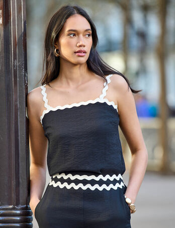 Top ajust&eacute; noir femme