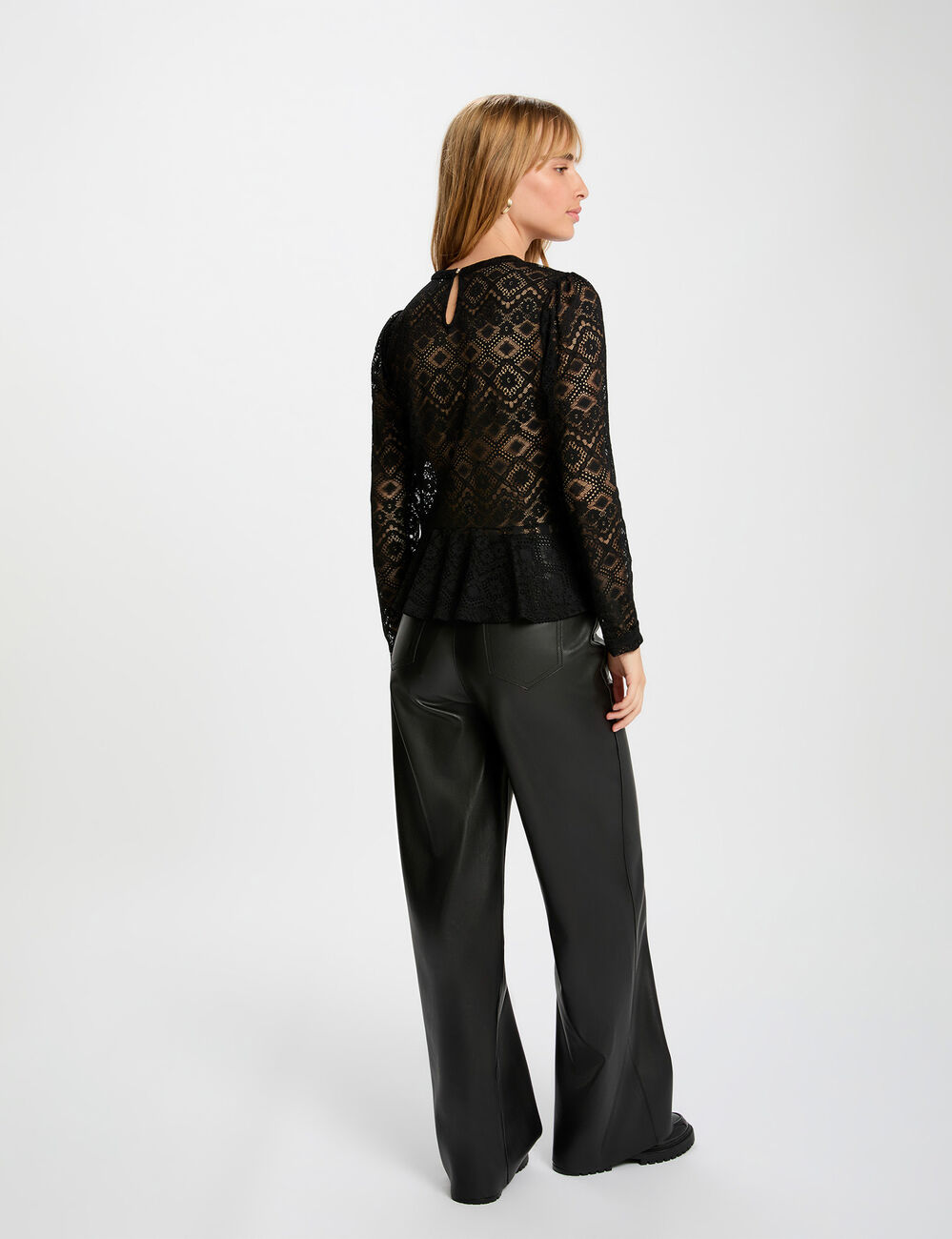 T-shirt dentelle cintr&eacute; noir femme