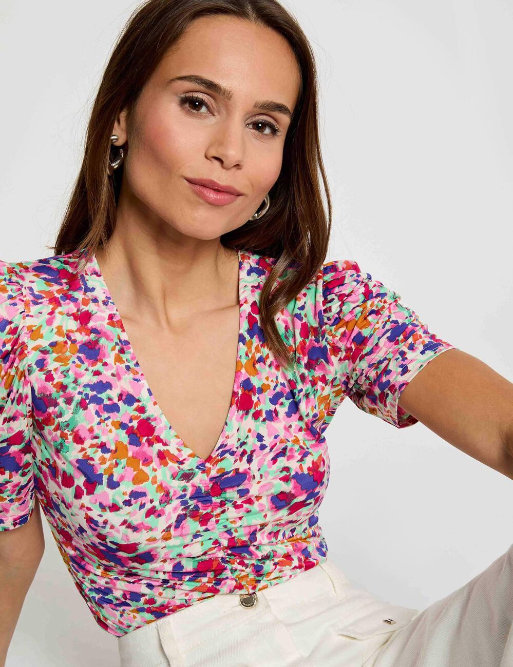 T-shirt ajust&eacute; col v multicolore femme