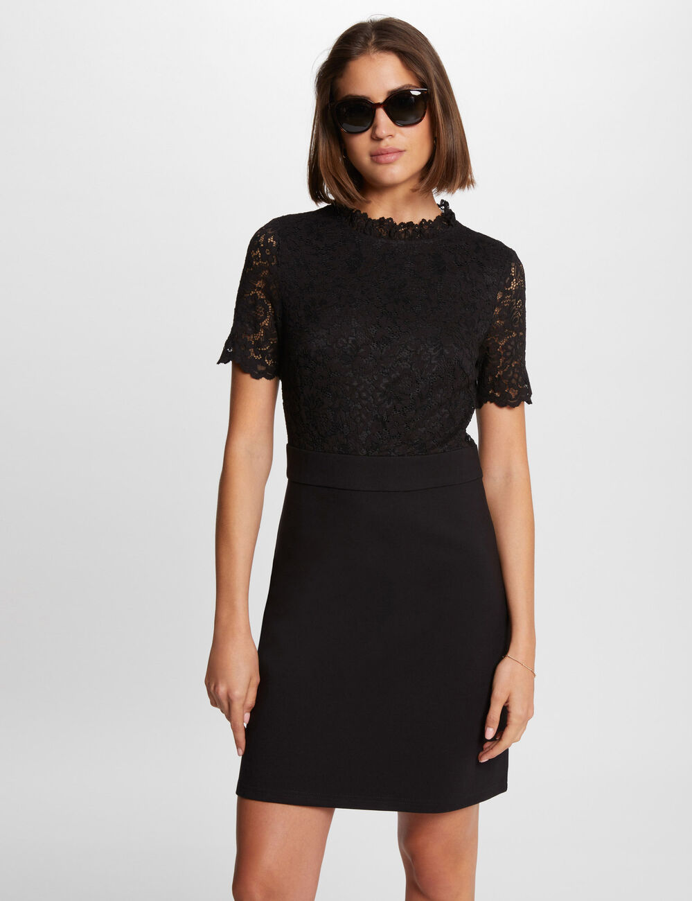 Robe courte ajust&eacute;e dentelle noir femme
