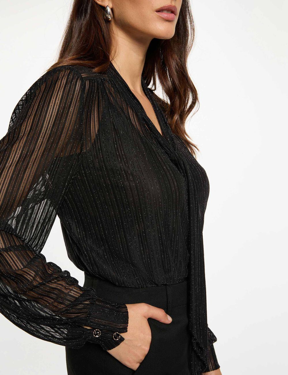 T-shirt court col lavalli&egrave;re noir femme