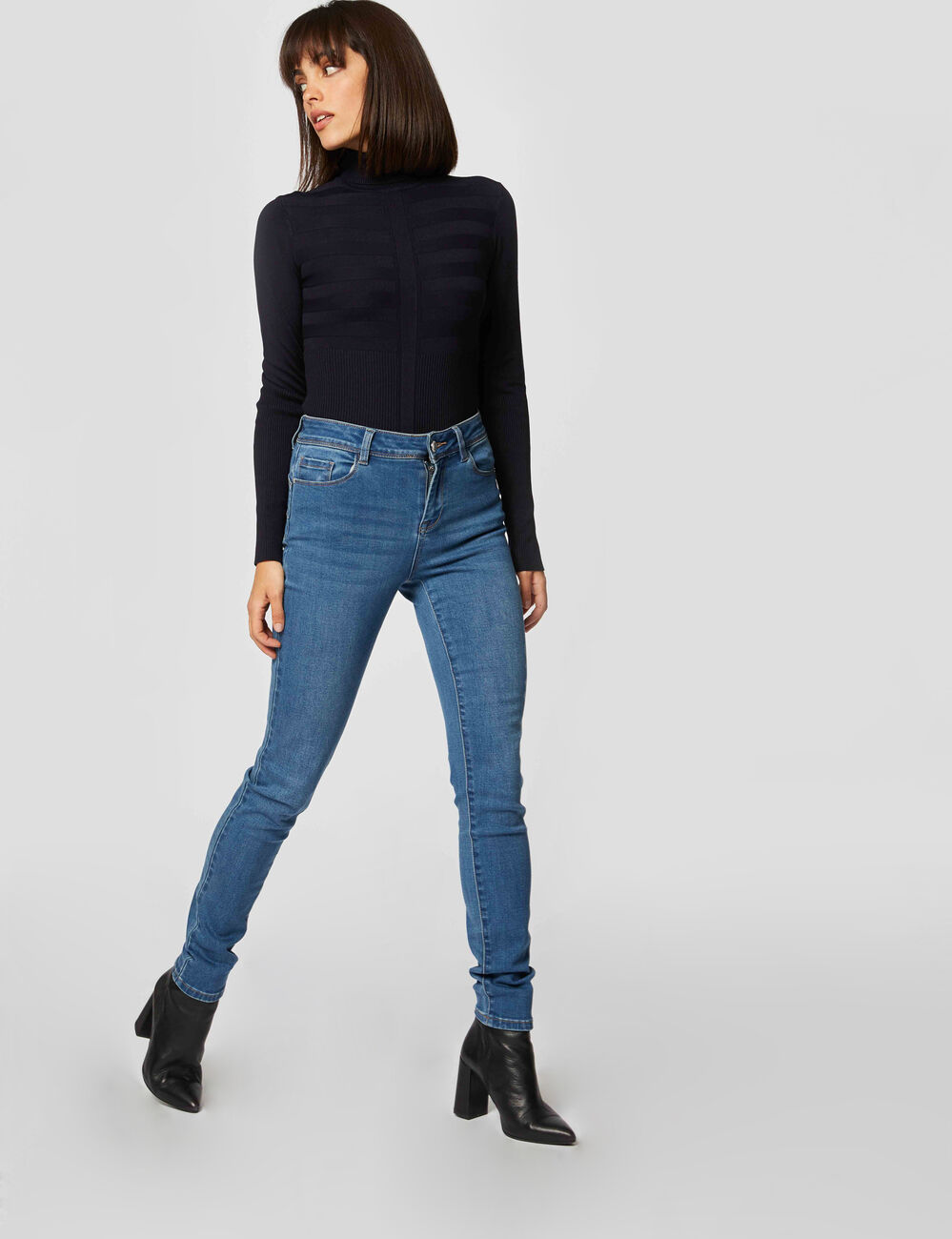 Pull col roul&eacute; ajust&eacute; marine femme