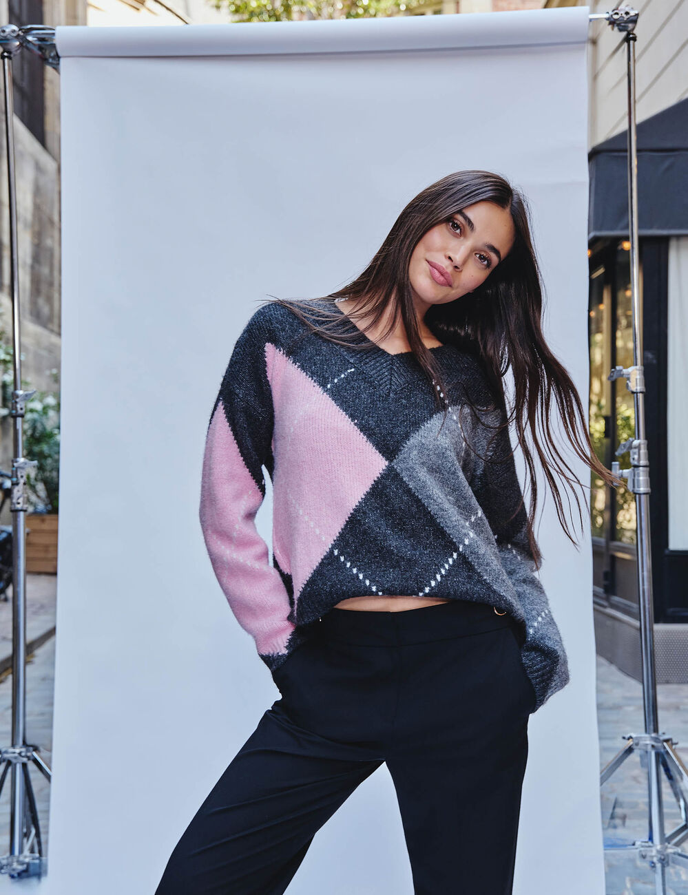 Pull jacquard col v gris fonc&eacute; femme