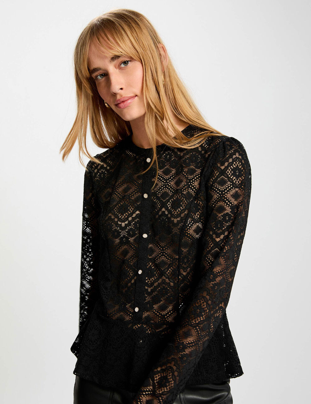 T-shirt dentelle cintr&eacute; noir femme