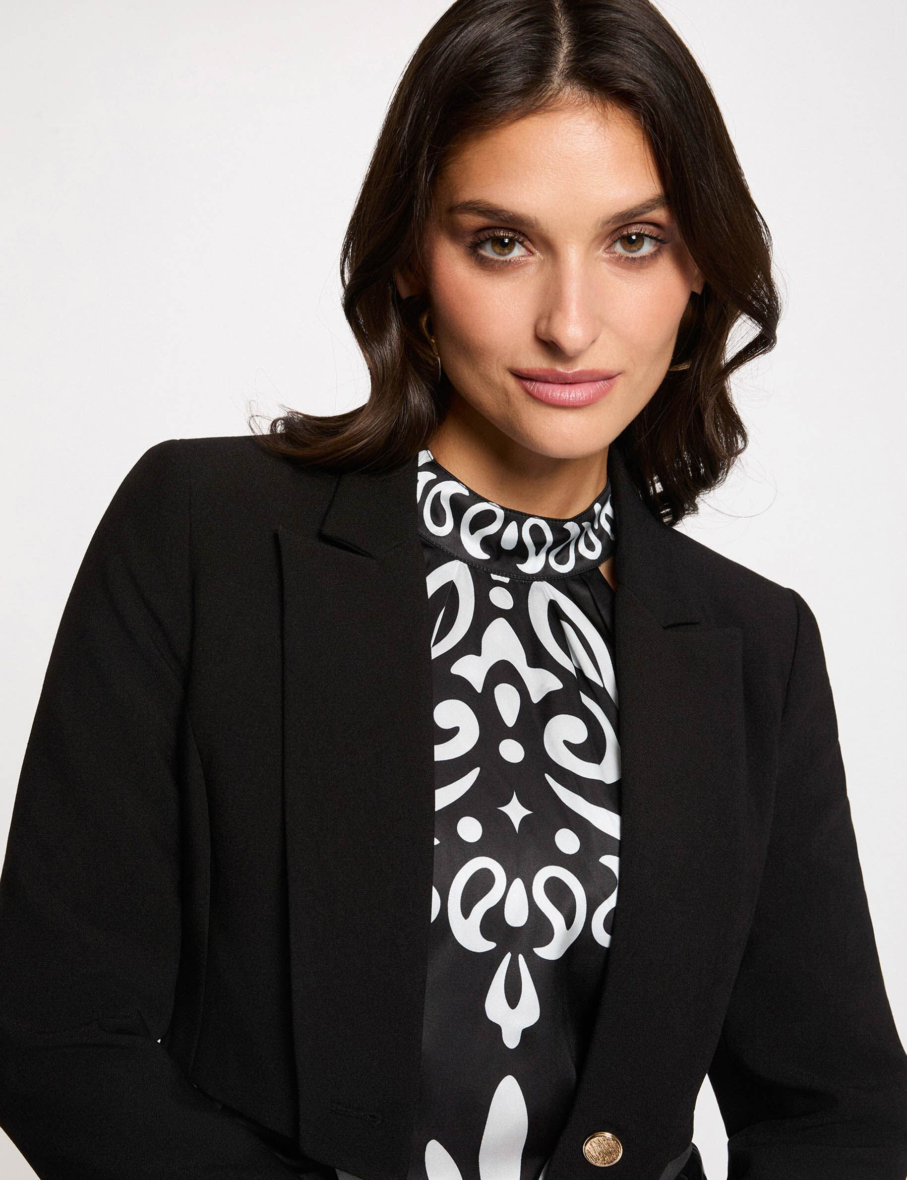 Veste courte droite col cranté à revers noir femme