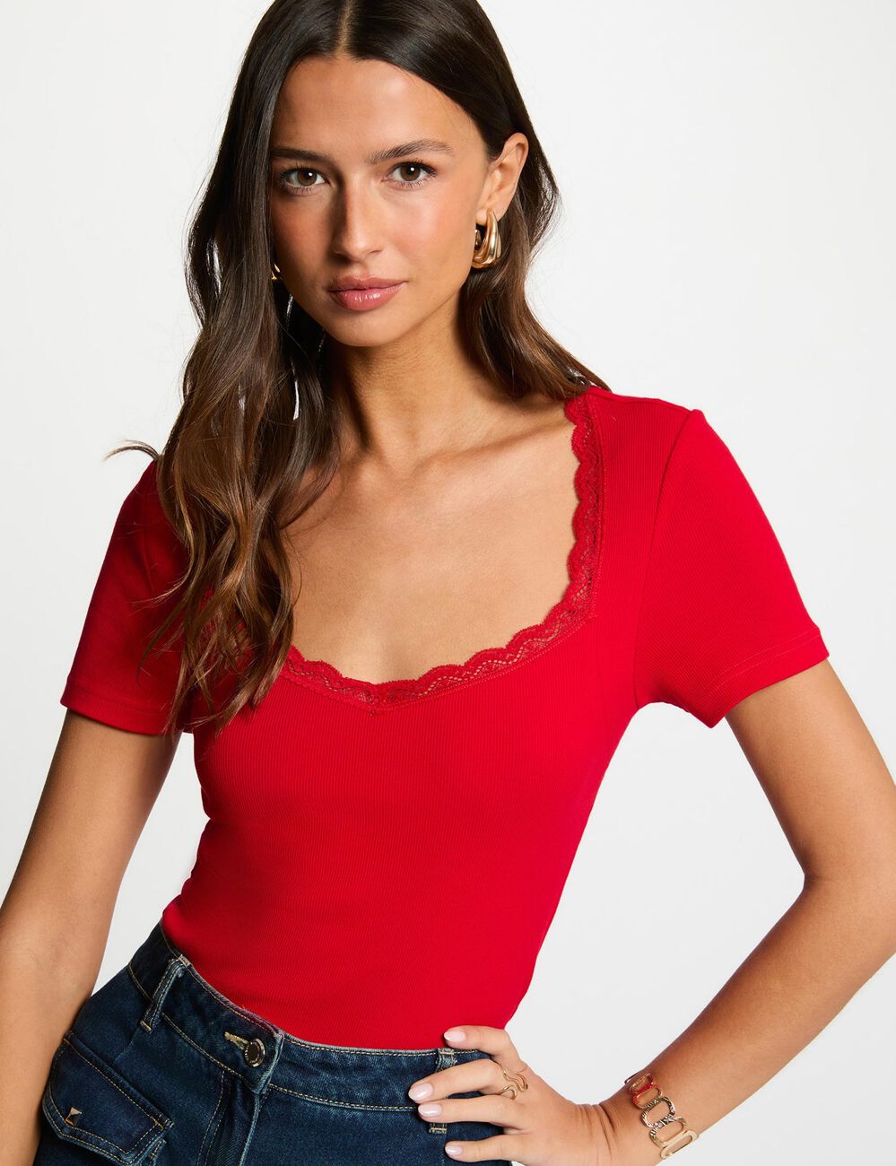 T-shirt cintr&eacute; col coeur rouge femme