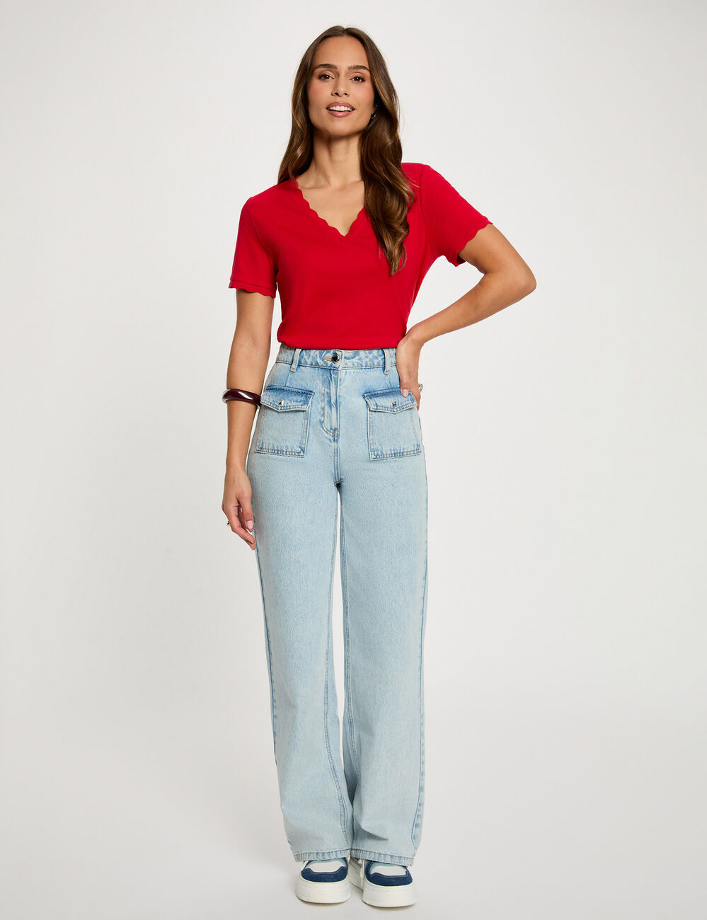 T-shirt cintr&eacute; col v rouge femme
