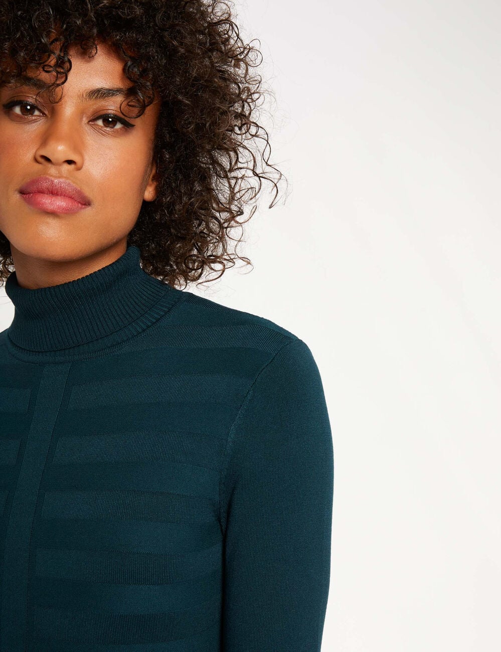 Pull col roul&eacute; ajust&eacute; vert femme