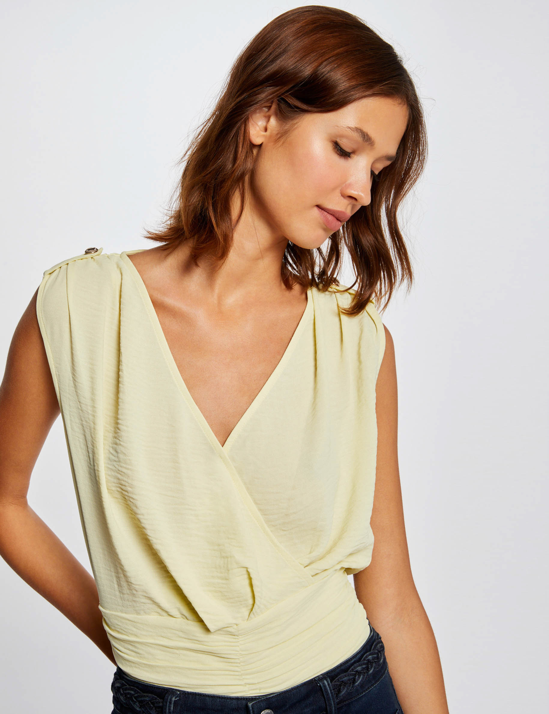 Blouse sans manches à col cache-coeur jaune paille femme Blouse sans manches à col cache-coeur jaune paille femme