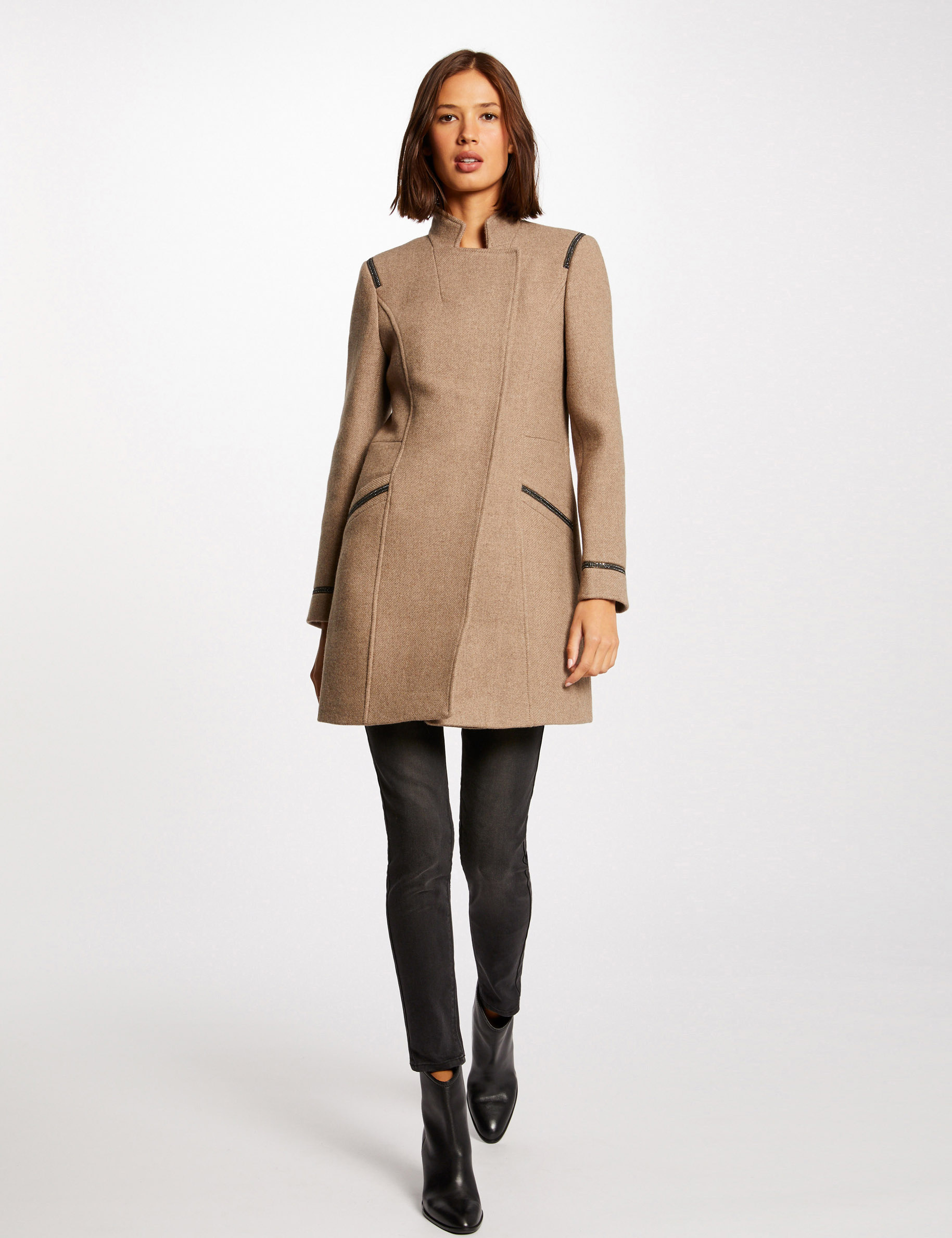 Manteau droit avec détails bijoux beige femme Manteau droit avec détails bijoux beige femme