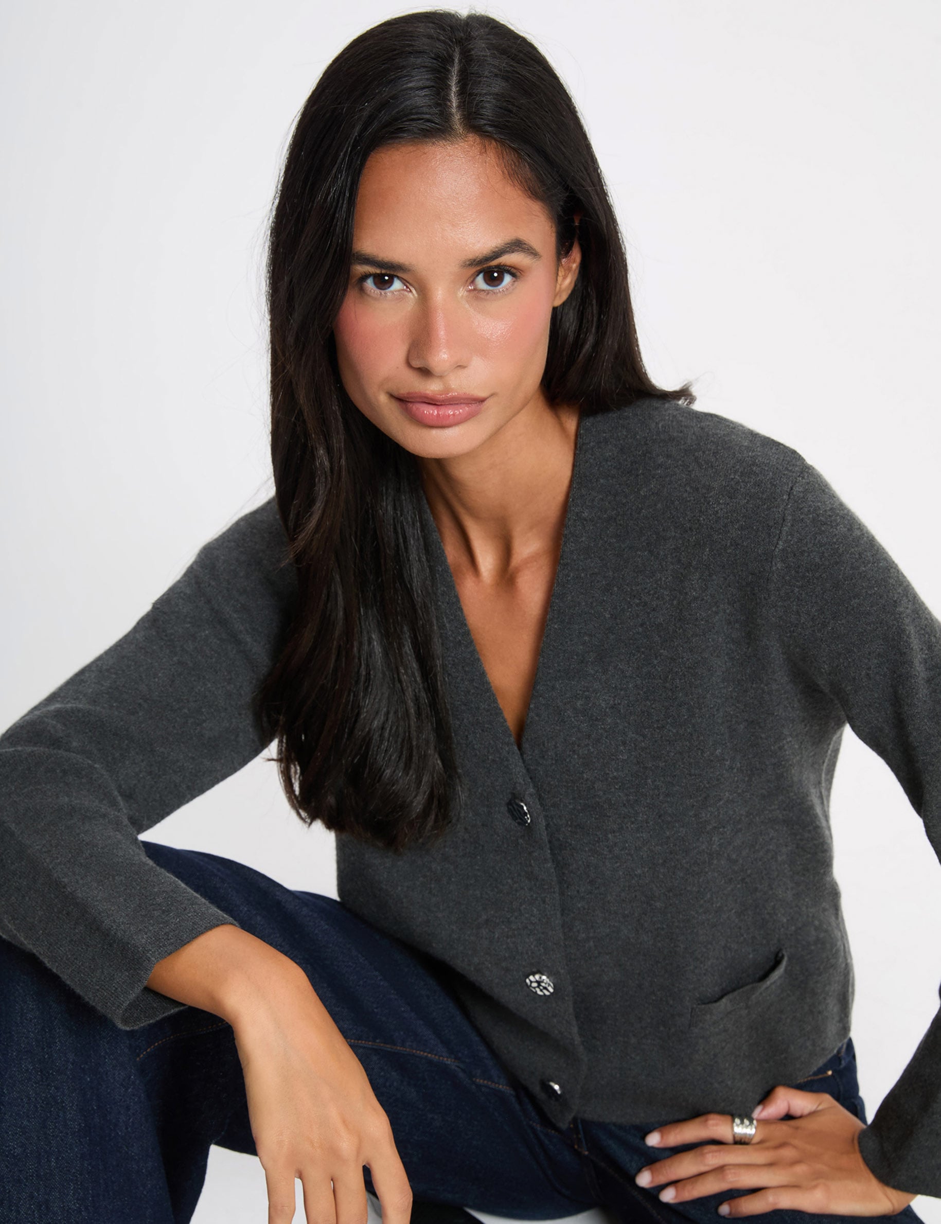 Gilet tricot col v gris fonc&eacute; femme