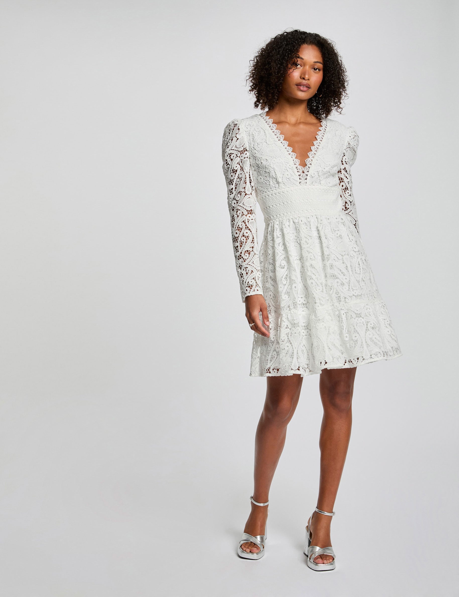 Robe courte &eacute;vas&eacute;e dentelle blanc femme