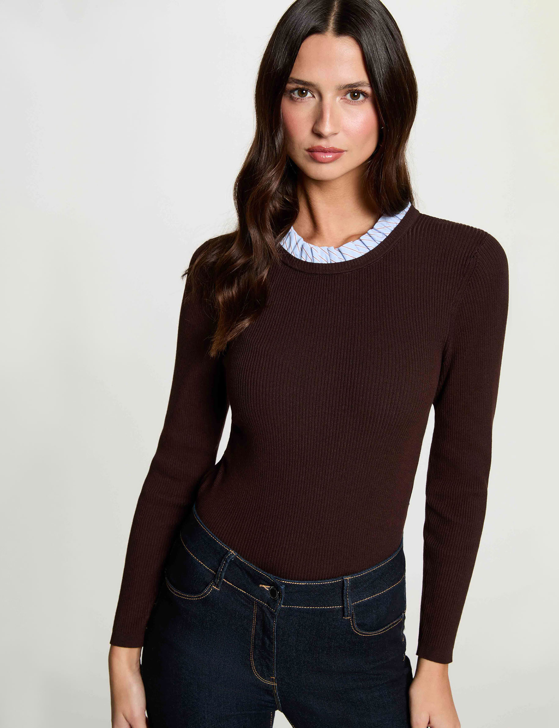 Pull col rond volant marron fonc&eacute; femme