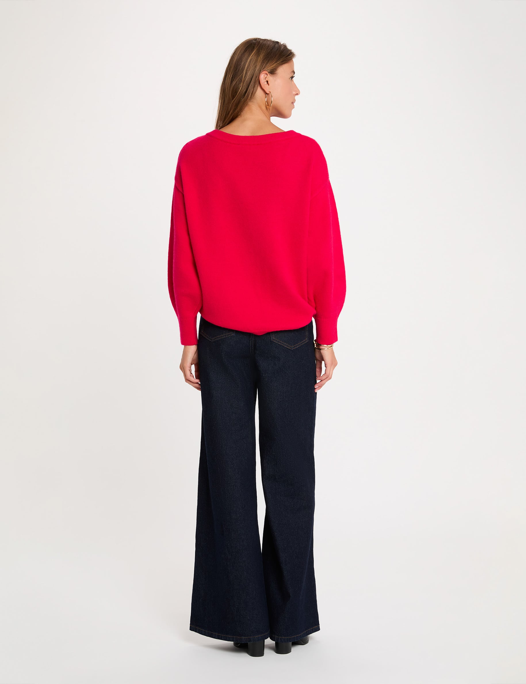 Pull asym&eacute;trique avec bijou rose vif femme