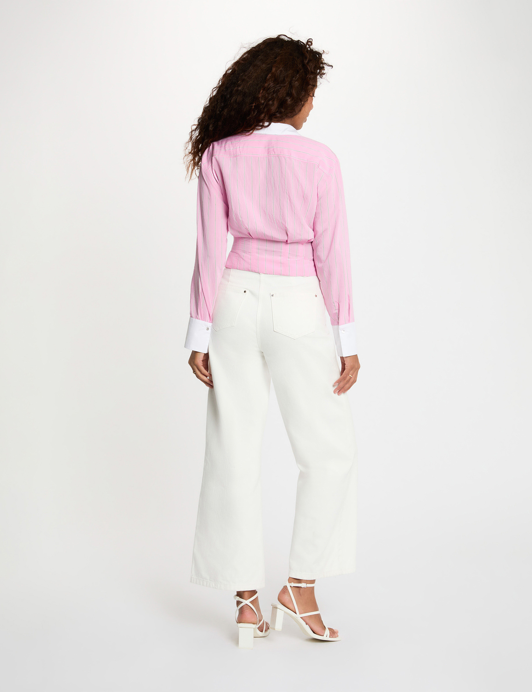 Chemise ajust&eacute;e col v rose femme