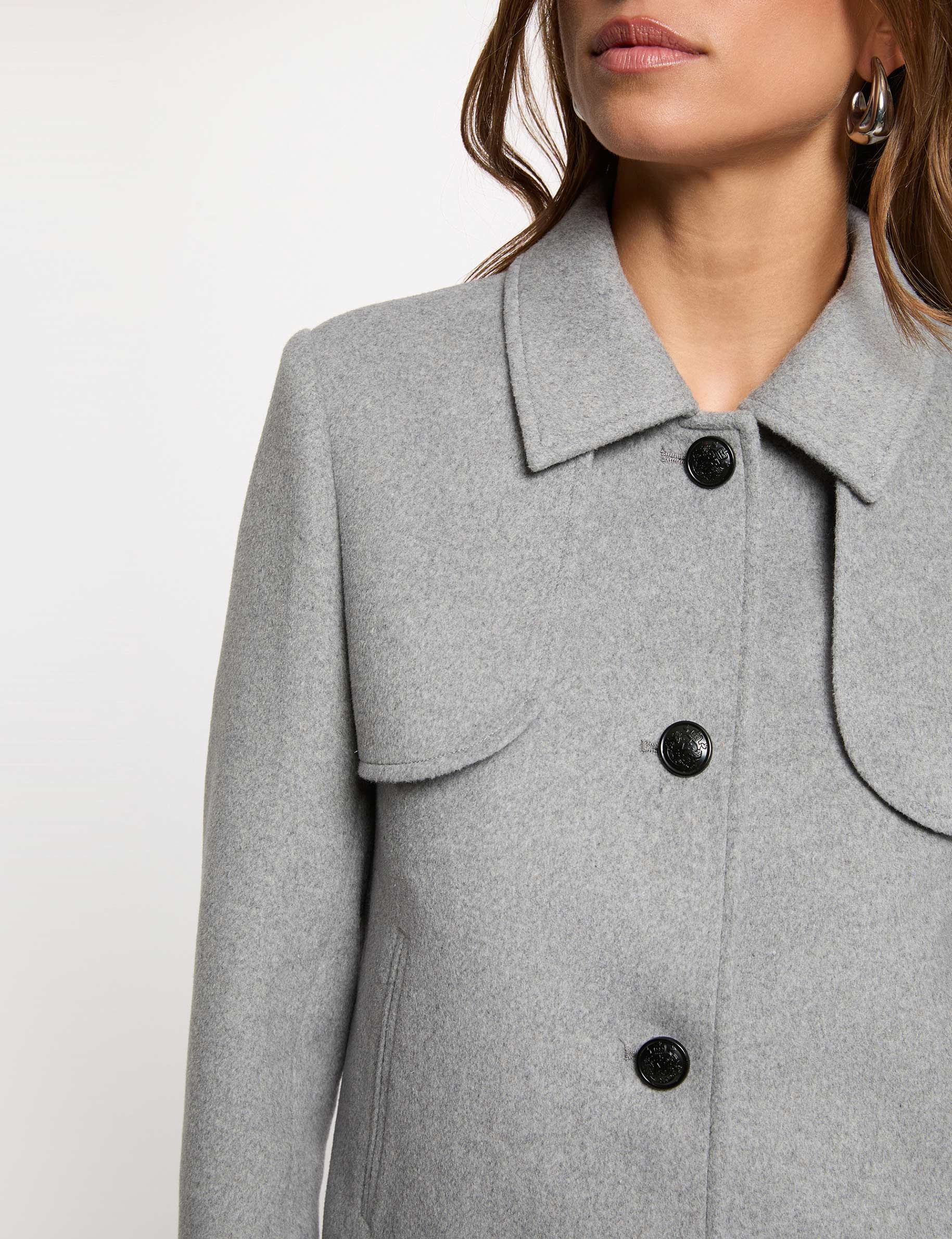 Manteau court ajust&eacute; gris moyen femme