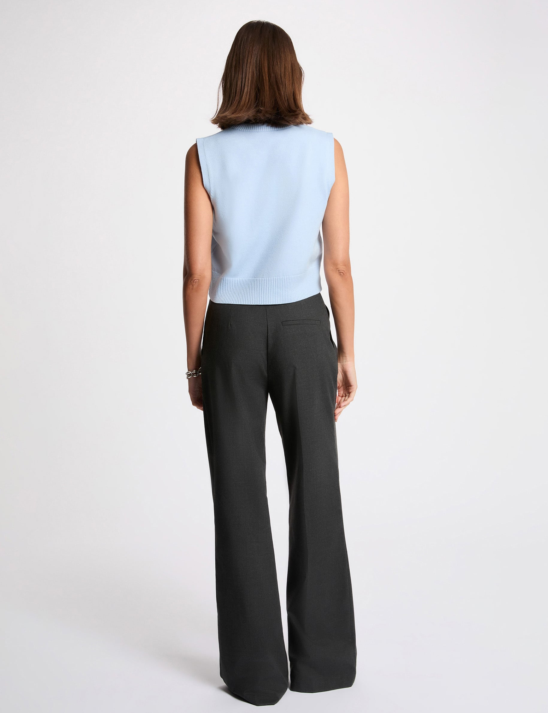 Pull sans manches brod&eacute; bleu ciel femme