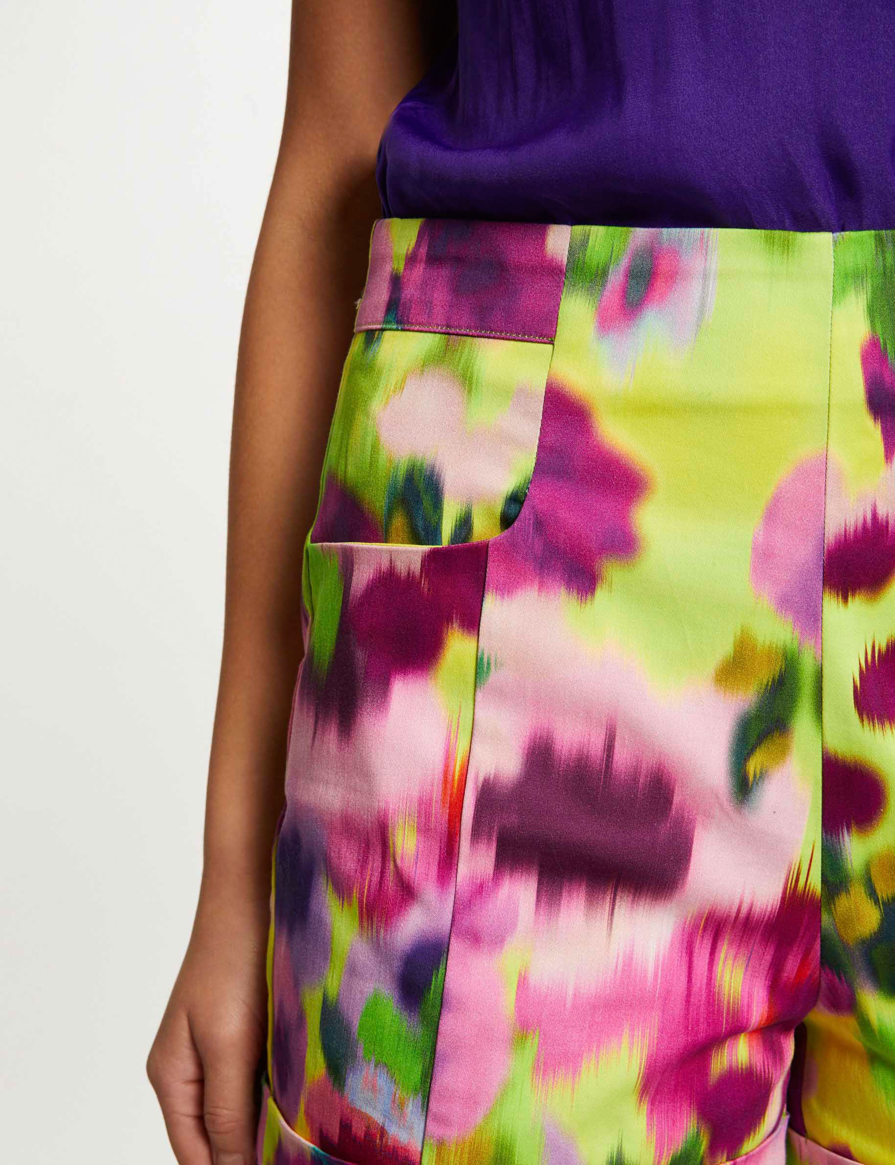 Short droit satin imprimé abstrait multico femme