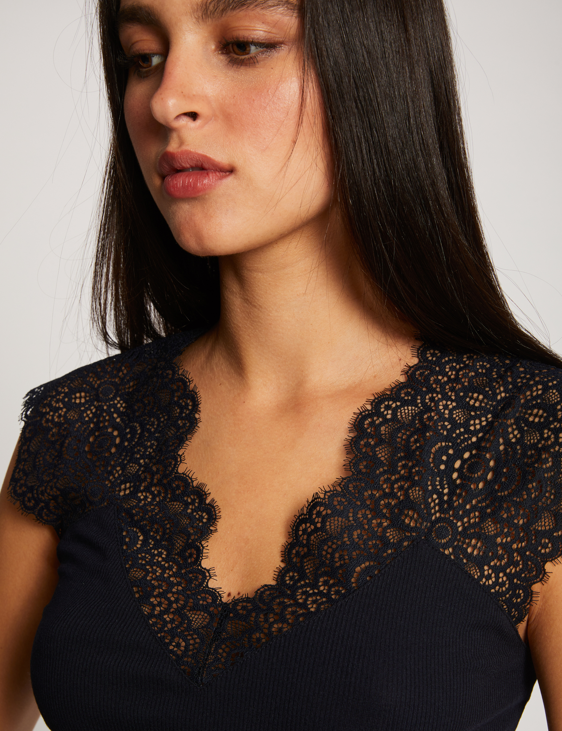 D&eacute;bardeur bretelles larges en dentelle bleu marine femme