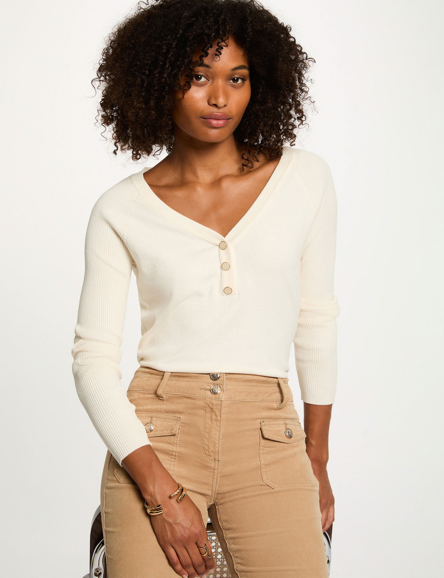 Pull ajust&eacute; col v ivoire femme
