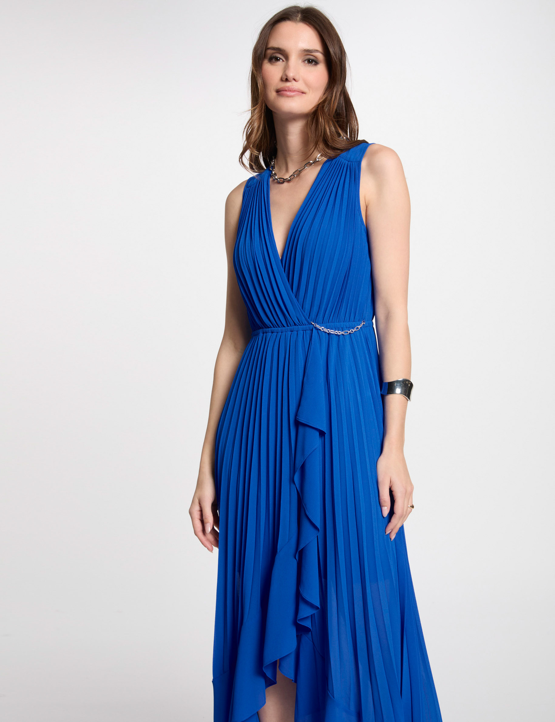 Robe longue fluide pliss&eacute;e bleu electrique femme