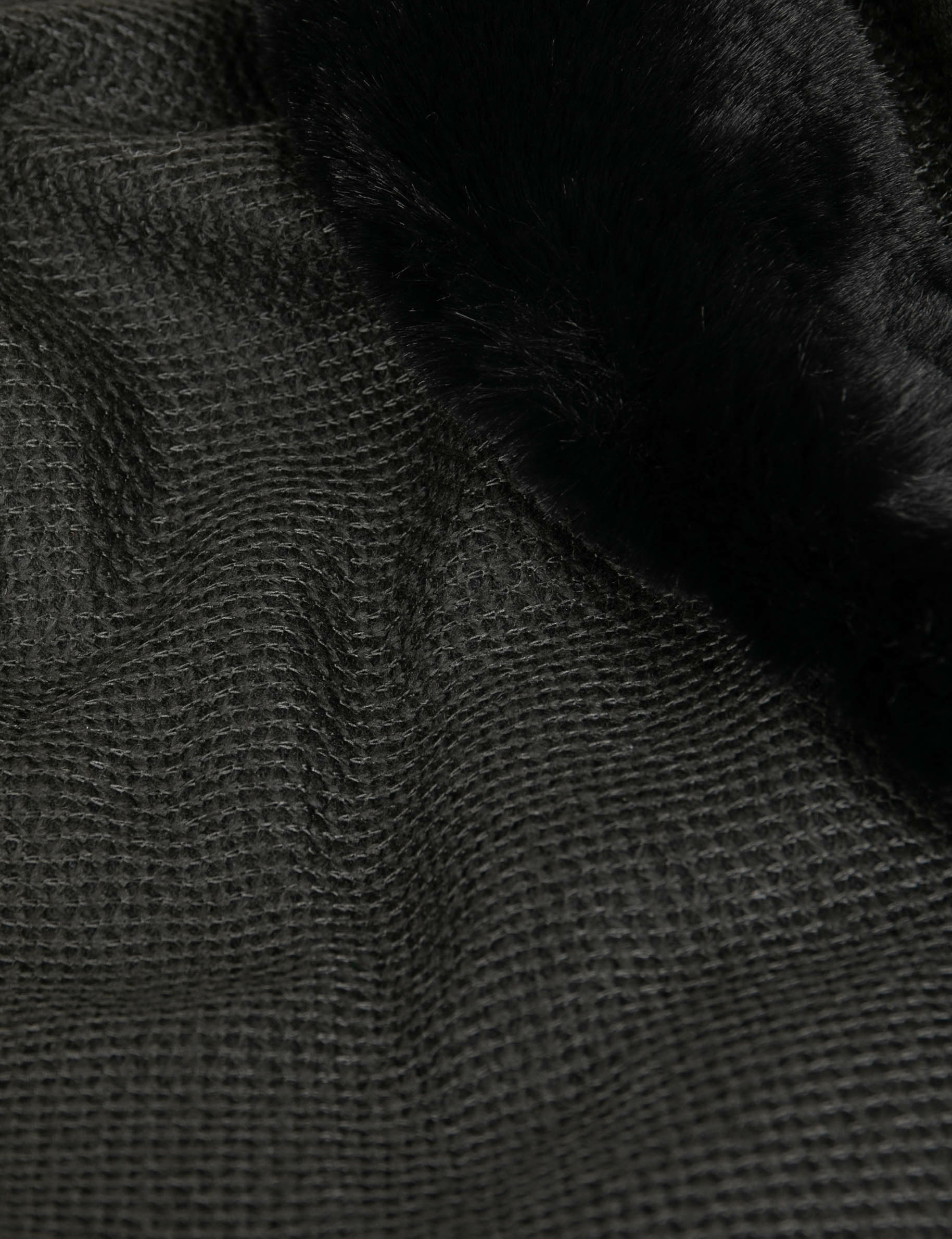 cape avec details imitation fourrure noir femme Cape avec détails imitation fourrure noir femme