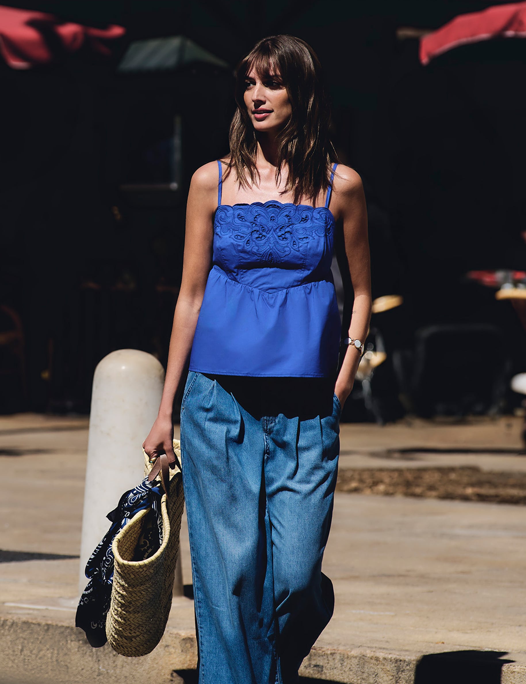 Top brod&eacute; bretelles fines bleu femme